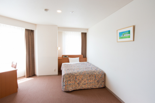 曲線が素敵なアートリッツホテル自慢のお部屋。
ワンサイズ広い間取りで開放感あふれる心地よい空間を演出します。