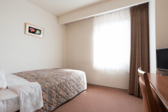 シングルルーム
「ぬくもり」をテーマにしたシングルルーム。
浴室、トイレ、洗面台はセパレート仕様。ゆっくりとお風呂でおくつろぎいただけます。
落ち着いたデザインと、ゆったり18㎡の広さで快適なご宿泊をお約束いたします。

広さ：18平米
ベッドサイズ：セミダブル 幅120cm
定員：1名様