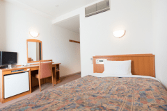 「ぬくもり」をテーマにしたシングルルーム。
浴室、トイレ、洗面台はセパレート仕様。ゆっくりとお風呂でおくつろぎいただけます。
落ち着いたデザインと、ゆったり18㎡の広さで快適なご宿泊をお約束いたします。