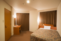 曲線が素敵なアートリッツホテル自慢のお部屋。
ワンサイズ広い間取りで開放感あふれる心地よい空間を演出します。