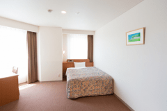 曲線が素敵なアートリッツホテル自慢のお部屋。
ワンサイズ広い間取りで開放感あふれる心地よい空間を演出します。