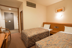 角部屋でごゆっくりお寛ぎ頂けるツインルーム。
ご夫婦、カップルでのお泊りにご利用頂けます。