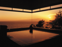 【三日月の間】海一望石造りの展望風呂＆和室+ベッドスペース