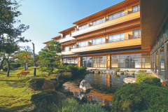 四季折々の庭園に佇む越路