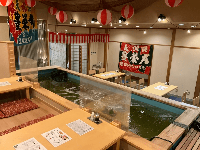 【温泉×体験グルメ】釣って！食べて！遊べる♪《釣り堀居酒屋 九九丸クーポン3,000円付🐠》朝食＆温泉付き