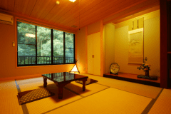 【和室】美しい自然と手作りランプの優しい灯りが心を和ませてくれる憩いの客室。