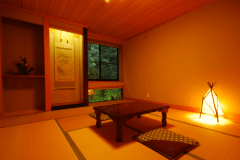 【和室】美しい自然と手作りランプの優しい灯りが心を和ませてくれる憩いの客室。