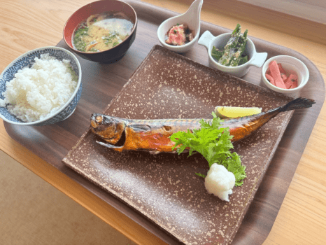 地元老舗干物業者から仕入れた干物朝食