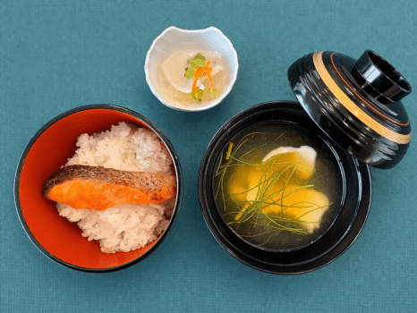 【春メニュー】お食事　富士山サーモンのご飯　潮汁　香の物