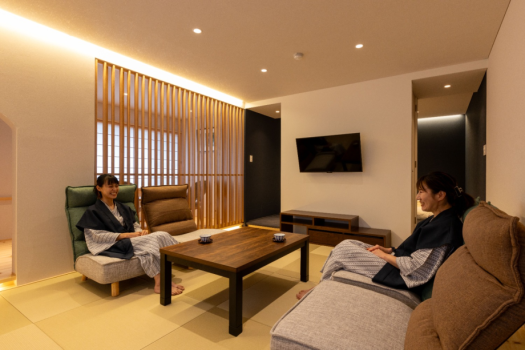 客室「しらかば」居間