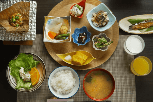 【朝食】朴葉みそ焼き、高原花豆の甘煮など、乗鞍の朝ごはん