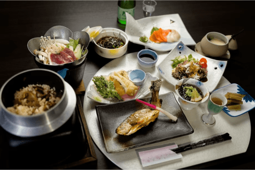 【夕食】季節の釜めし。炊きたてならではの香りと旨みを愉しめます＊