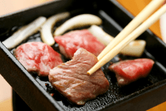 信州プレミアム牛はアツアツの鉄板焼きにて！