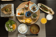 【朝食】朴葉みそ焼き、高原花豆の甘煮など、乗鞍の朝ごはん＊