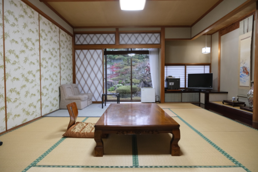 【お部屋】ゆったりと苔庭を見ながら過ごせる12畳の和室。苔庭には、木々に季節の花が咲きます。
