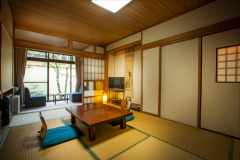 【お部屋】広縁から苔庭を眺めて頂ける7畳半客室。