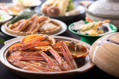 【冬・お料理】カニの陶板焼きやカニ鍋、カニの天ぷらなどを味わう！