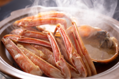 【カニの陶板焼き】旨味を閉じ込めてふっくらと焼き上げたカニの陶板焼き！