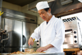 【料理長】1日3組のゲストの為に、ご主人が丁寧に料理します。