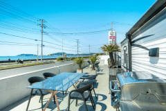 【TRAILER-B】スタンダードヴィラ／夏期には海に飛び込んで遊ぶこともできます（棟一例）