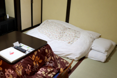 お布団は先に敷いております（感染症対策でお客様との接触時間を少なくするため）。