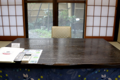 お部屋には机と座椅子があり、11月後半～5月初旬まではこたつをお出ししています