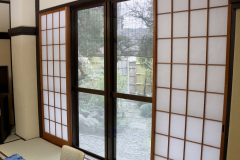 窓は南東向きで、日中は自然な光が入ります