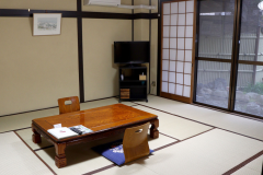 和室14畳＋4.5畳、1階、角部屋、バス・トイレ付きで、お子様連れのご家族やグループ旅行におすすめです。