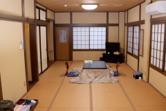 和室20畳、1階、角部屋。縦長が特徴のお部屋。お子様連れのご家族やグループのお客様によくご利用いただいています。