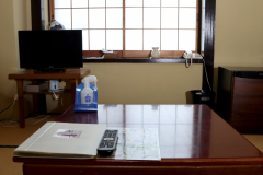 和室6畳、3階。客室風呂はありませんが、大浴場がご利用いただけます。トイレは客室を出てすぐにございます。