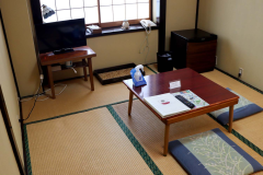 食事なしですが、オプションで追加したり、徒歩圏内に秩父名物ホルモンやわらじカツ丼屋、そば屋、居酒屋がございます。