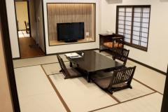 10畳の和室は広々ゆったり。足を伸ばしてくつろげます。Wi-Fiも完備。このスイートルームのお部屋は、もともと6部屋だったものを改装し、1部屋にしております。隣を気にせず静かな環境でのんびりとお過ごしいただけます。