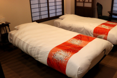 寝室には、テンピュールのベッドをご用意しました。電動リクライニング「Zero-G」で体に圧力がかからず、まるで無重力の心地よさで眠れます。