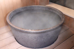 さらに客室風呂には、信楽焼の浴槽も完備。信楽焼の浴槽は保温性に優れています。入浴剤には、温熱効果のある秩父「満願の湯」の温泉水と「シソ葉エキス（秩父産）」「ドクダミエキス」「ヨモギ葉エキス」など、お肌に潤いを与える野草成分が入っています。