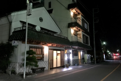 須崎旅館は、1907年（明治40年）創業、大谷藤子の小説「須崎屋」のモデルにもなった、大正レトロな温泉旅館です。当館で、どこか懐かしい非日常を感じてみてください。