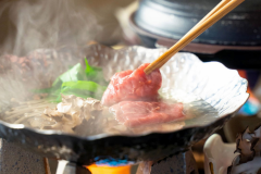 「上州牛のしゃぶしゃぶ」さっぱりとした味わいの上州牛をしゃぶしゃぶで。大根おろしとポン酢と隠し味のタレも絶品。秩父の舞茸とシャキシャキの水菜が味を彩ります。