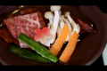 「上州牛のステーキ」ジューッと焼ける音と香ばしさが食欲をそそる、上州牛のロースを使ったステーキ。肉汁がしみた地元のきのこや野菜も美味。秩父の地酒ともよく合います。