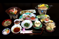 【夕食】「よくばり御膳」上州牛のステーキ、豚肉の味噌漬けの陶板焼き、舞茸の生姜煮、いのししのサラミ、胡麻豆腐、菜の花の辛し和え、自家製蒟蒻のお造り、鮎の塩焼き、茶碗蒸し、小鹿野野菜の天ぷら、町田農園の黒米ご飯※、肉汁うどん、季節のフルーツデザート　※白米もご用意できます