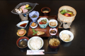 【朝食】特上「里山の朝御膳」椎茸とベーコンのバター焼き、野菜蒸し、虹鱒（にじます）のムニエル、フライドオニオンの野菜サラダ、納豆、のり、温泉たまご、切り干し大根※、ひじき煮※、えのき茸※、ご飯、味噌汁、自家製ヨーグルトと自家製ジャム　※は日によって変わる場合があります
