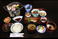 【朝食】「里山の朝御膳」椎茸とベーコンのバター焼き、虹鱒（にじます）のムニエル、フライドオニオンの野菜サラダ、納豆、のり、温泉たまご、切り干し大根※、ひじき煮※、えのき茸※、ご飯、味噌汁、自家製ヨーグルトと自家製ジャム　※は日によって変わる場合があります