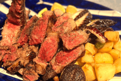 ビステッカというフィレンツェ風のＴボーンステーキをメインにしたコース料理