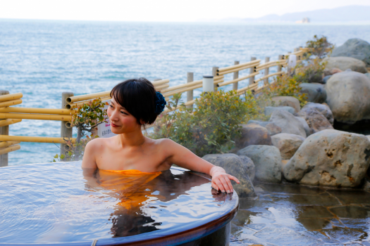波打ち際の露天風呂「蒼海（そうかい）の湯」