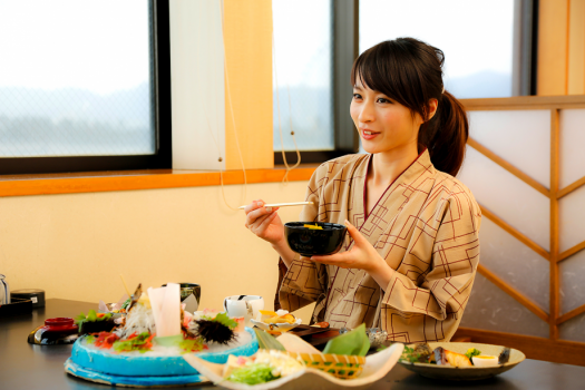 お食事処でのお食事。出来立てのお料理をお楽しみ下さい。