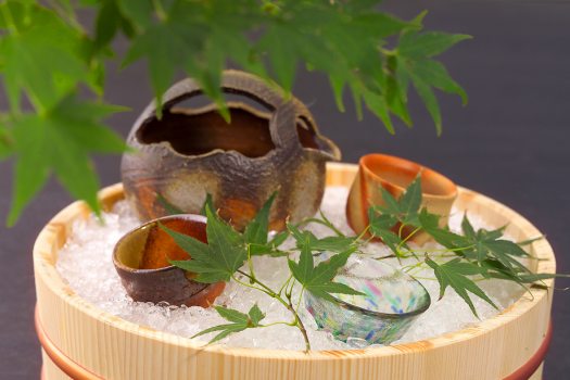 自慢の冷酒をお気に入りの冷酒器に注いでご支度します。