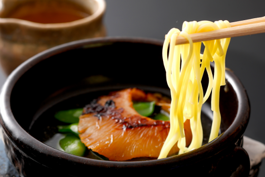 【イノベーティブ会席】鱶鰭ステーキ 鯛骨スープに中華麺を入れてみました。