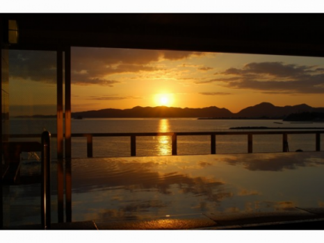 ２０１４年１０月に完成した、夕陽の光が溶け込む爽天の湯の湯船。