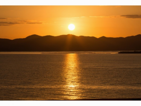 瀬戸内に沈む夕陽。祥吉の財産です。