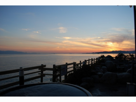 蒼海の湯から見える夕景。湯に浸かって絶景の夕陽をお楽しみ下さい。