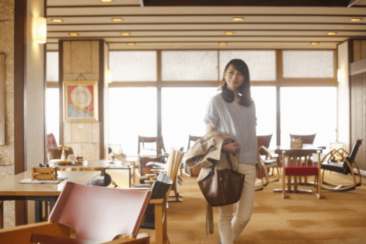 ロビーでのひとコマ。海景色とこだわりのチェアが並びます。