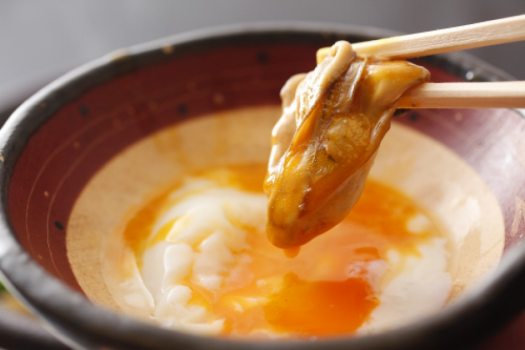 とろっと温泉玉子につけて頂く牡蠣すき焼き